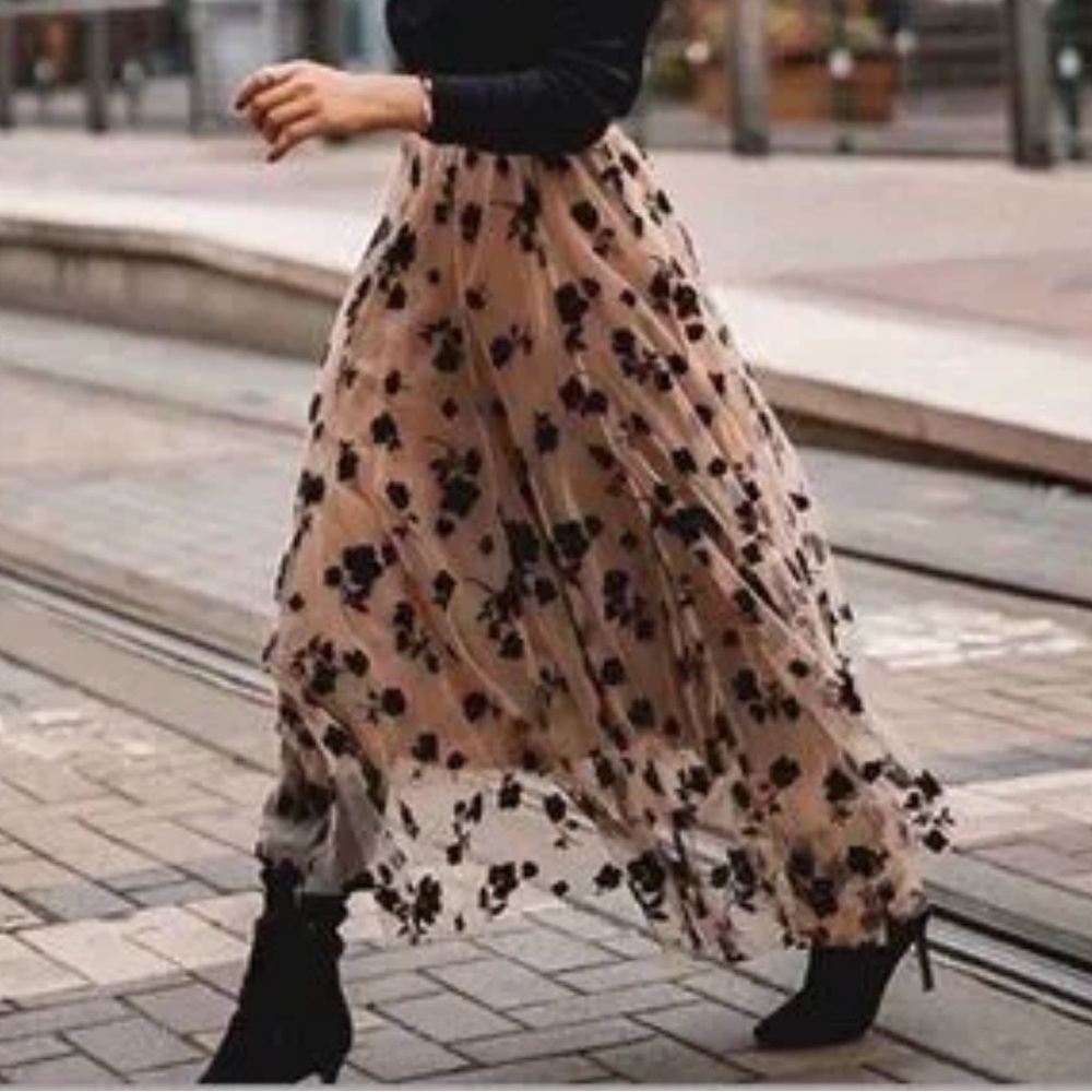 Chicwish Floral Black and Tan Skirt sz M New